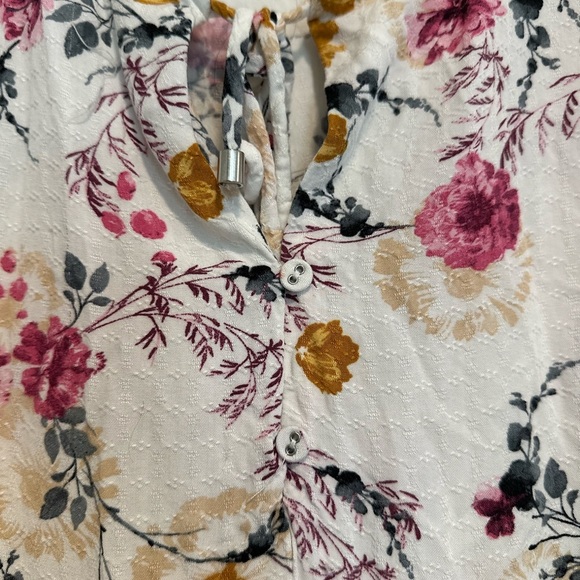 Buffalo David Bitton Women's Large Floral Printed V Neck Flutter Sleeve Top. - Picture 10 of 11